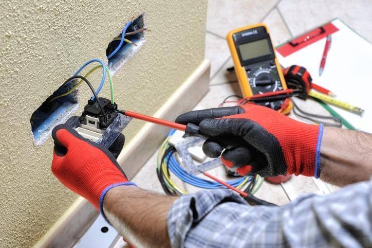elektryk podłączający kabelki