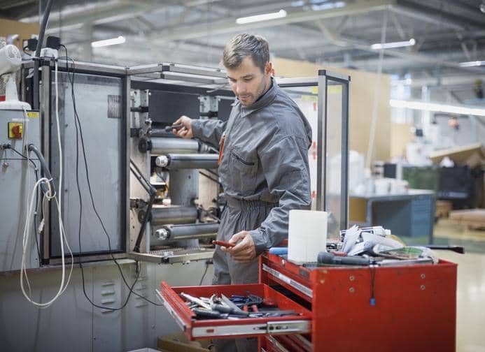 mechanik korzystający z narzędzi